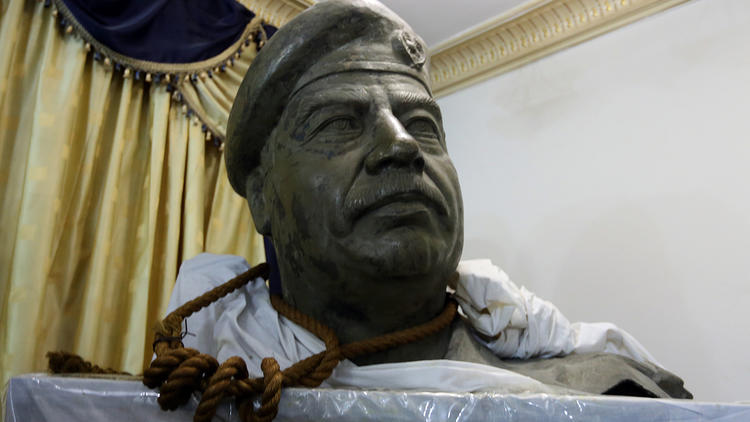 حبل حول عنق تمثال نصفي للرئيس العراقي الأسبق صدام حسين