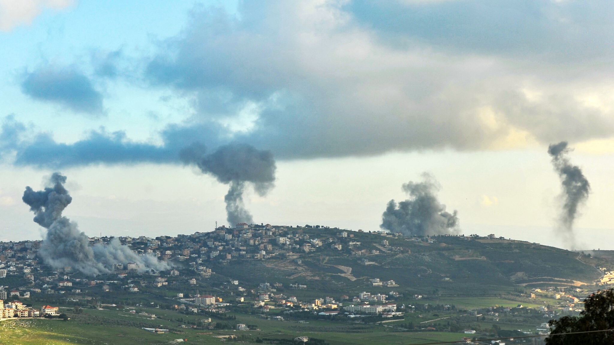 آثار قصف إسرائيلي على إحدى بلدان الجنوب اللبناني