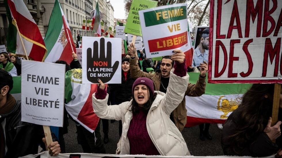 من تظاهرة في ليون، فرنسا، تستنكر عقوبات القتل التي يصدرها النظام الإيراني بحق معارضيه