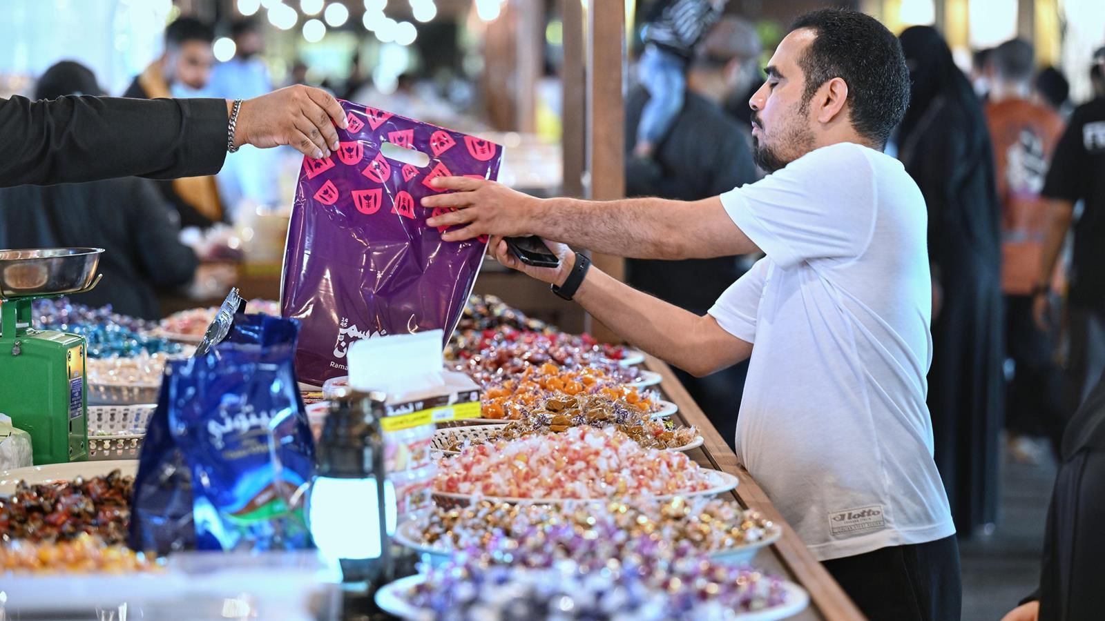 أسواق جدة تشهد إقبالًا كبيرًا على شراء حلوى العيد