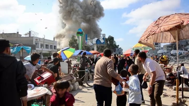 فلسطينيون في سوق في غزة أثناء قصف إسرائيلي في 11 نيسان (أبريل) 2024