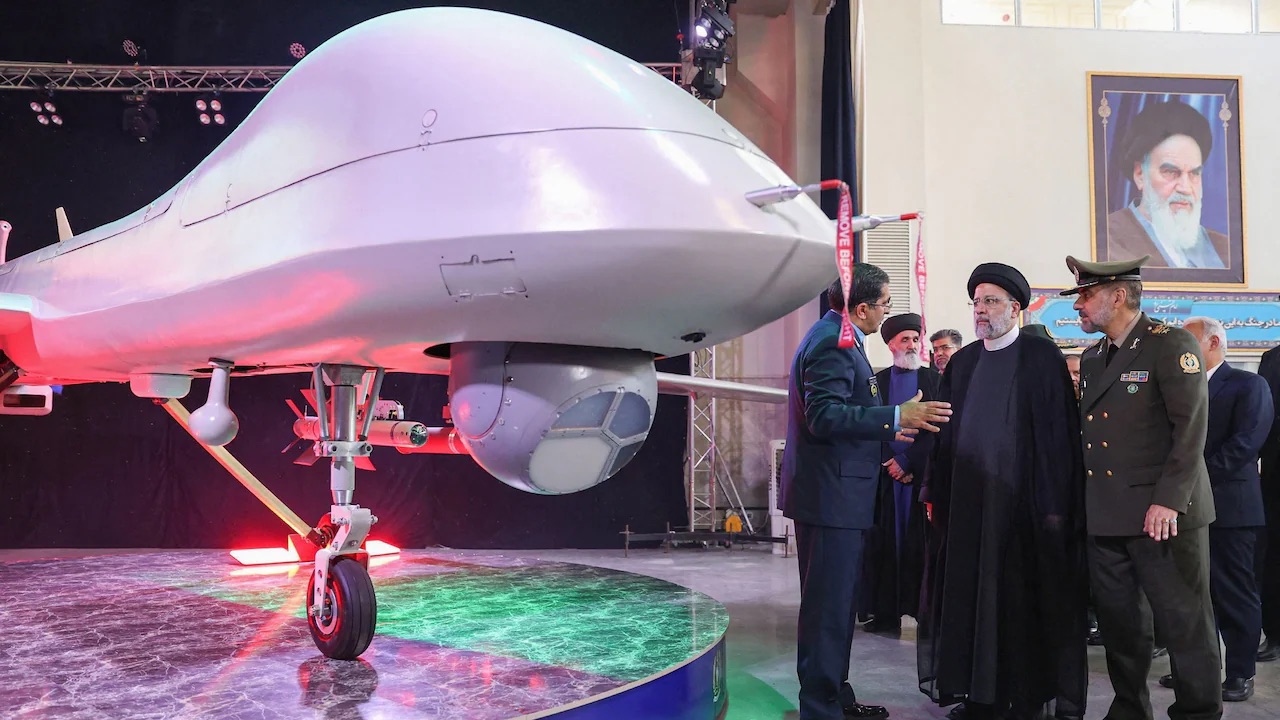 مسؤولون من بينهم الرئيس الإيراني إبراهيم رئيسي خلال زيارة مركز للصناعات الحربية