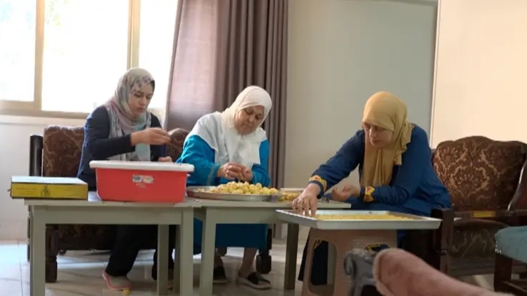 BBC ARABIC | عزة وشقيقتها تغريد وابنتها فاتن ينشغلن بإعداد الكعك
