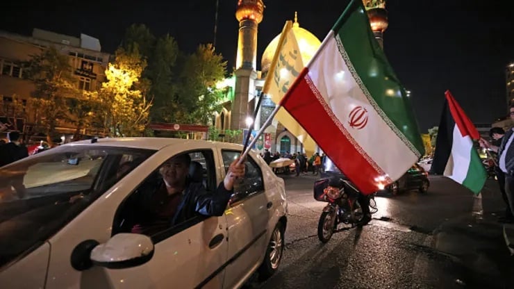 إيرانيون يحتفلون بالهجوم الذي نفذته إيران ضد إسرائيل