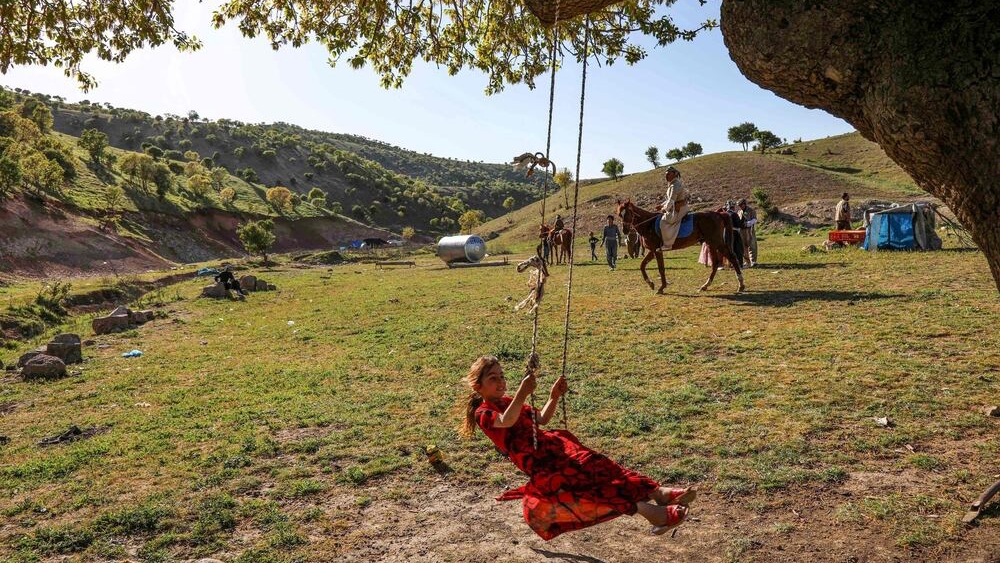 صورة تعبيرية تظهر فتاة تلهو في إحدى قرى إقليم كردستان