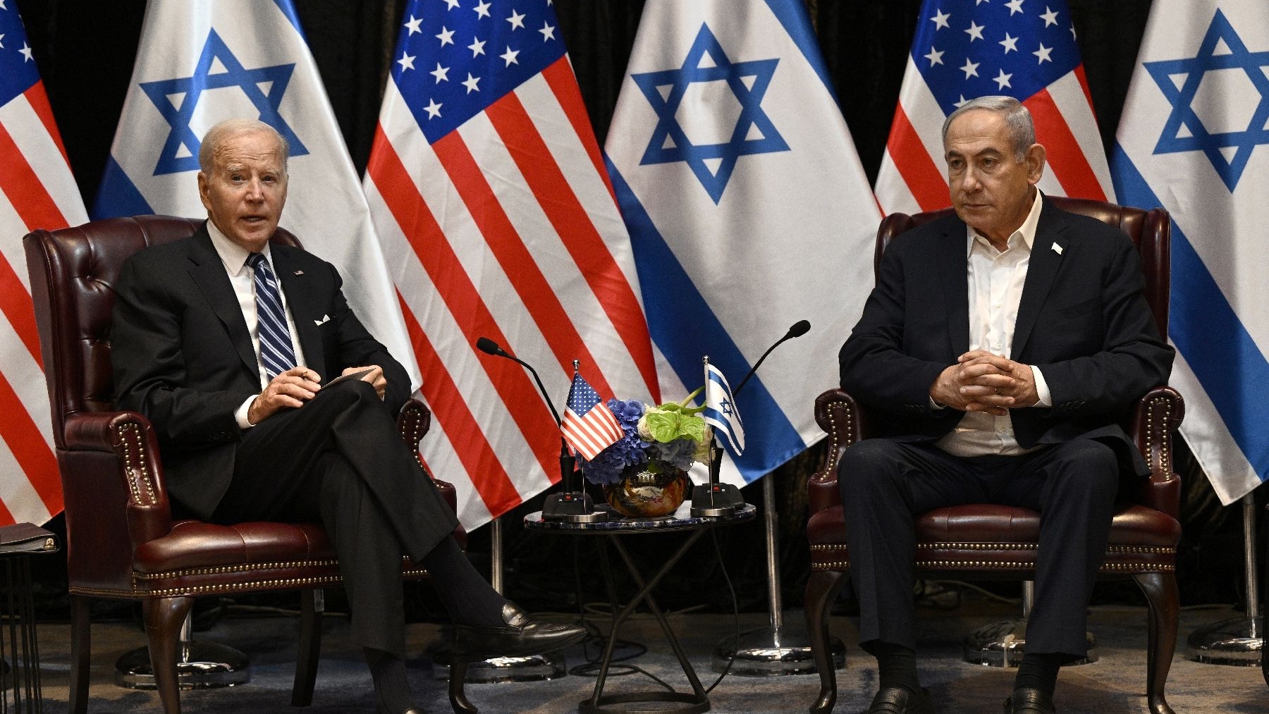 الرئيس الأميركي جو بايدن (يسار) ورئيس الوزراء في الكيان الإسرائيلي بنيامين نتنياهو