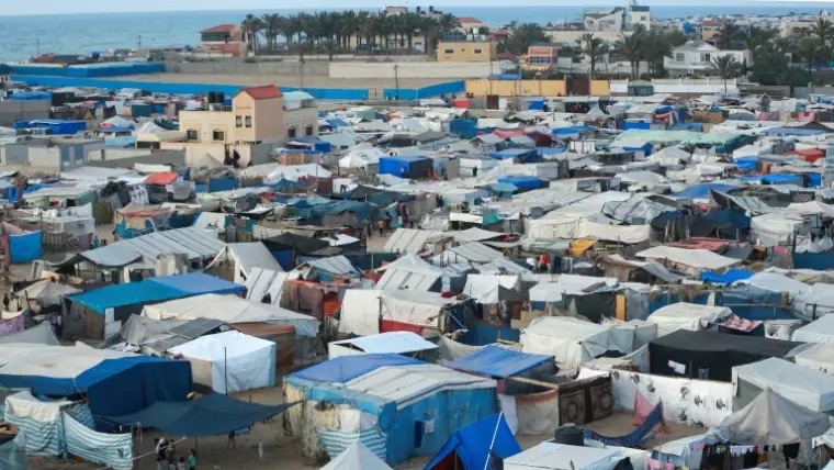 مخيم يأوي نازحين فلسطينيين في دير البلح، في 27 نيسان (أبريل) 2024