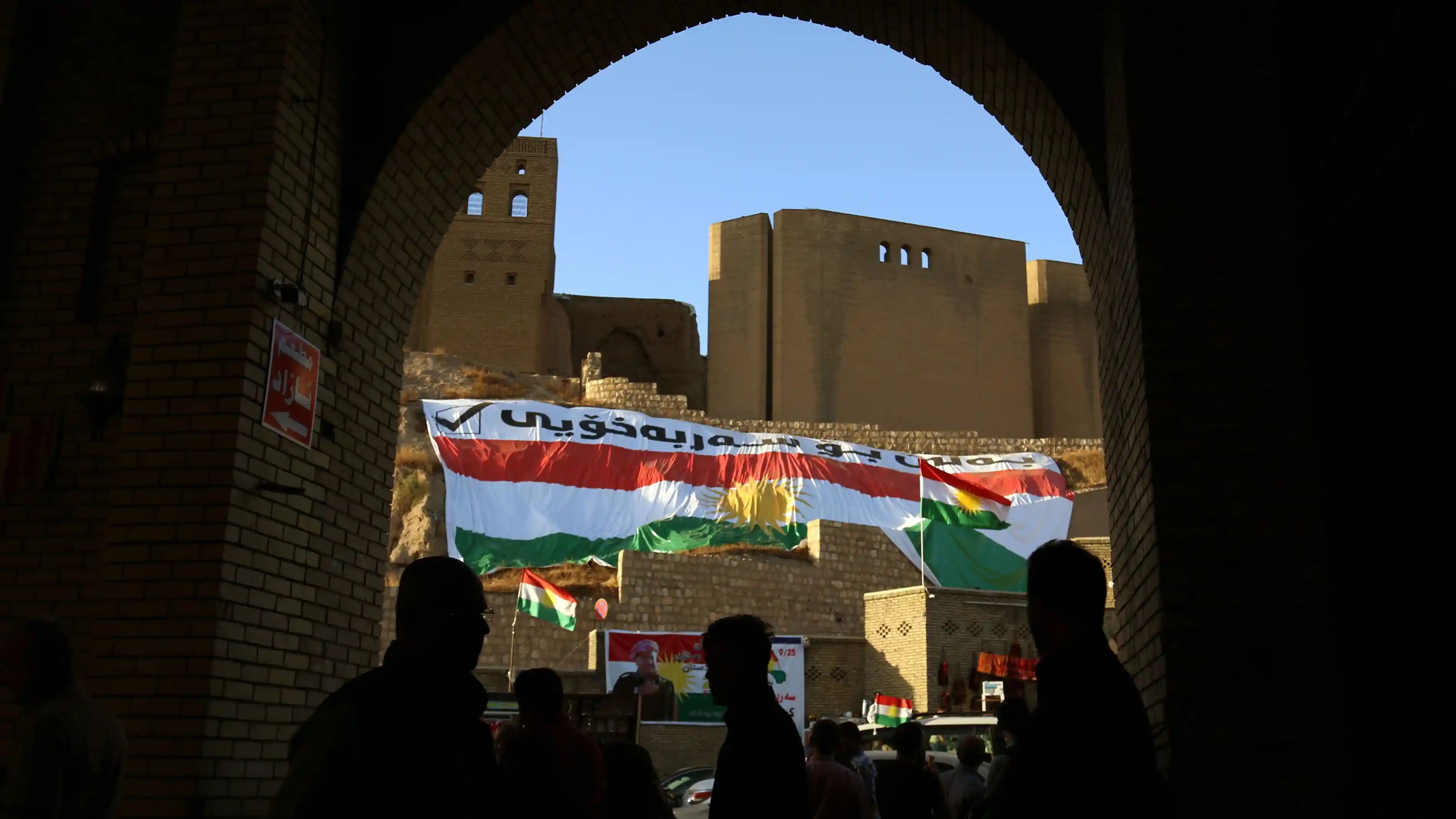 علم كوردستان مرفوعاً بالقرب من قلعة أربيل