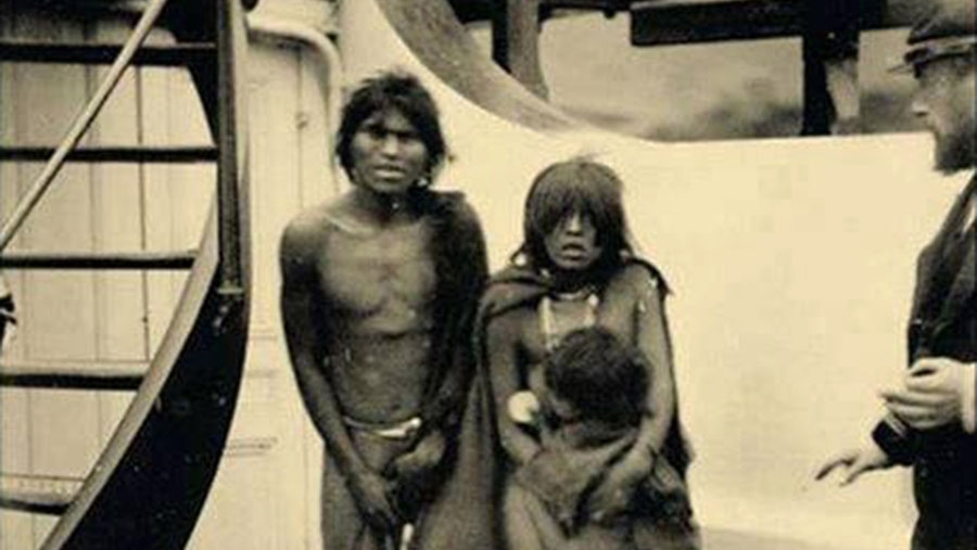أفراد من قبيلة السيلنام في طريقهم للعرض في إحدى الحدائق في أوروبا عام 1899