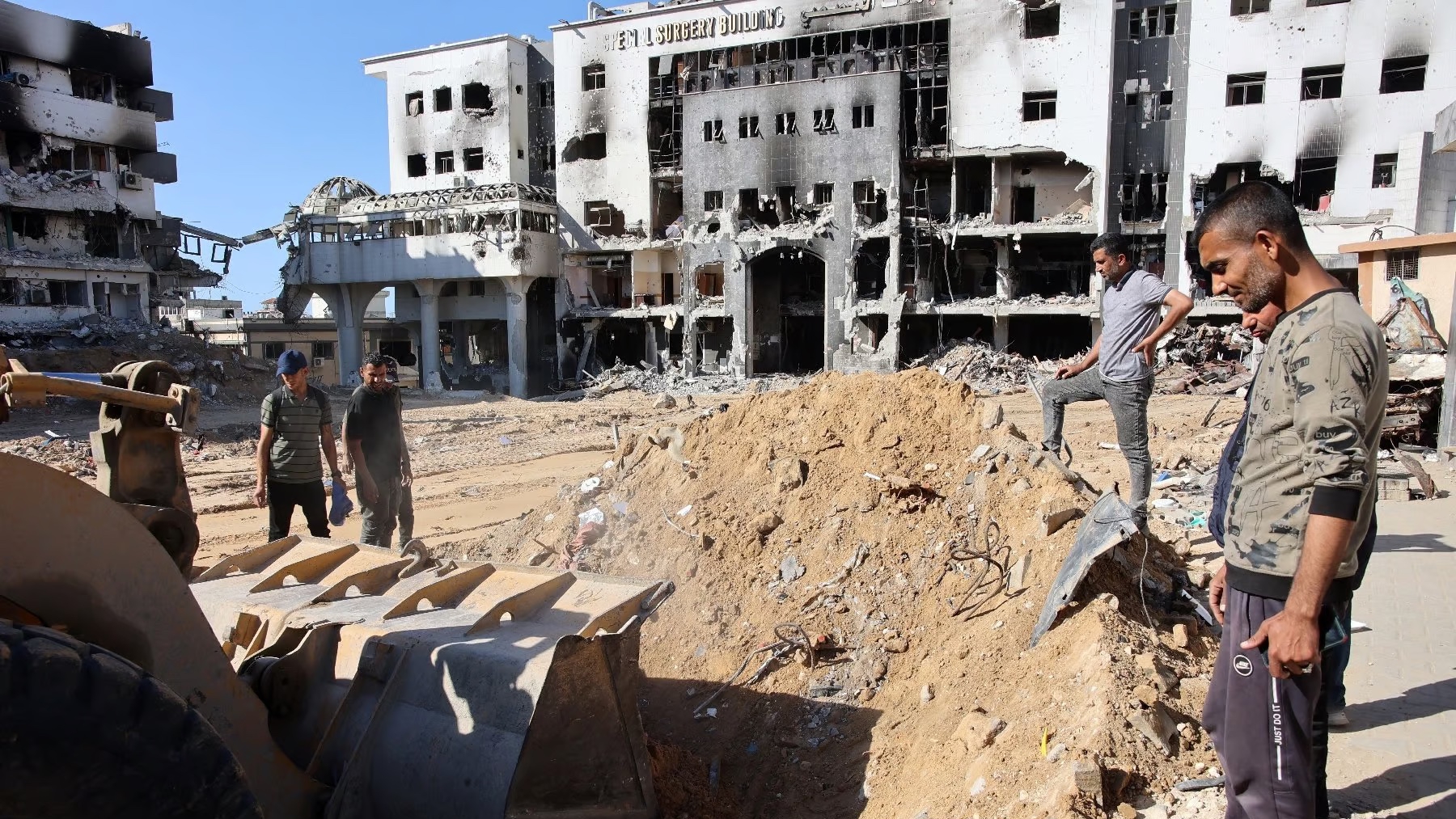 انتشال الضحايا من تحت الأنقاض في غزة