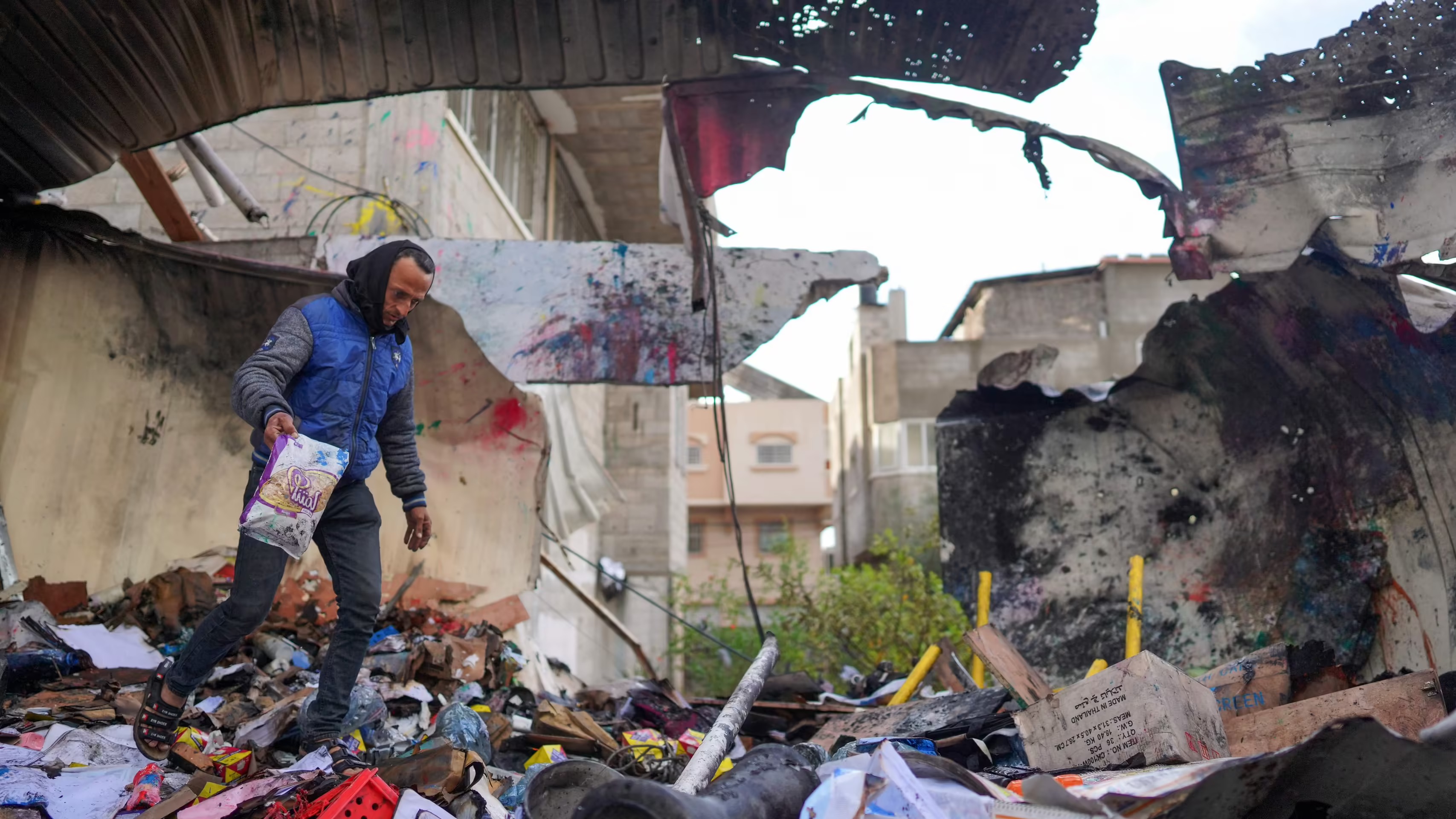فلسطيني داخل أنقاض مبنى هدمته إسرائيل في قطاع غزة