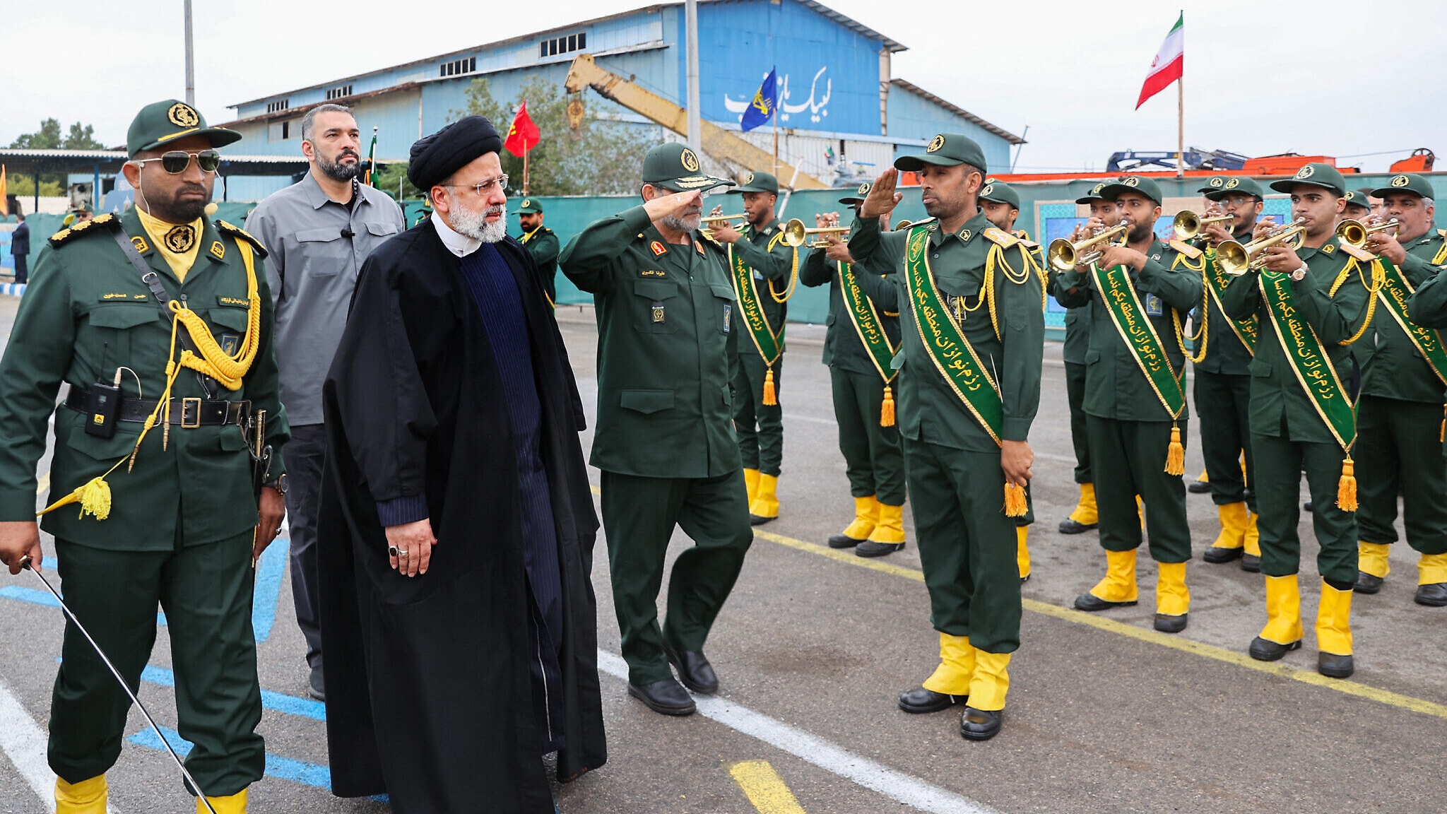 الرئيس الإيراني إبراهيم رئيسي يزور قاعدة للحرس الثوري الإيراني في بندر عباس