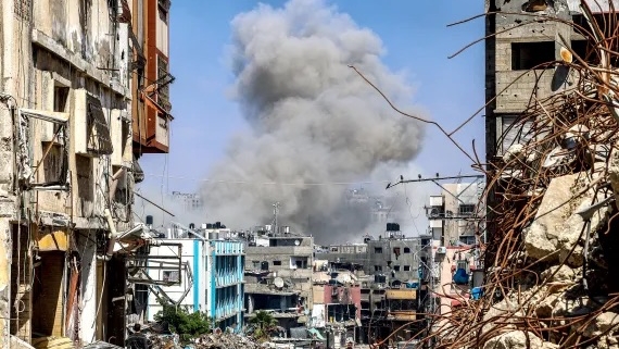القصف الإسرائيلي يستمر على قطاع غزة من الجو والبر والبحر