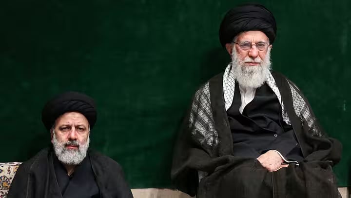 المرشد الأعلى للنظام الإيراني على خامنئي (يمين) والرئيس الراحل إبراهيم رئيسي في صورة من العام 2019