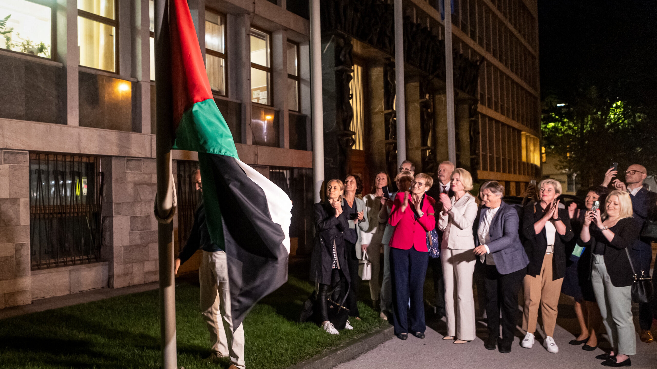 رفع علم فلسطين أمام مقر البرلمان السلوفيني في لوبليانيا