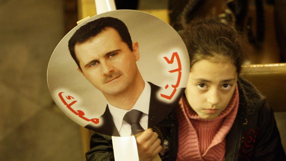 طفلة تحمل صورة للرئيس السوري بشار الأسد في دمشق