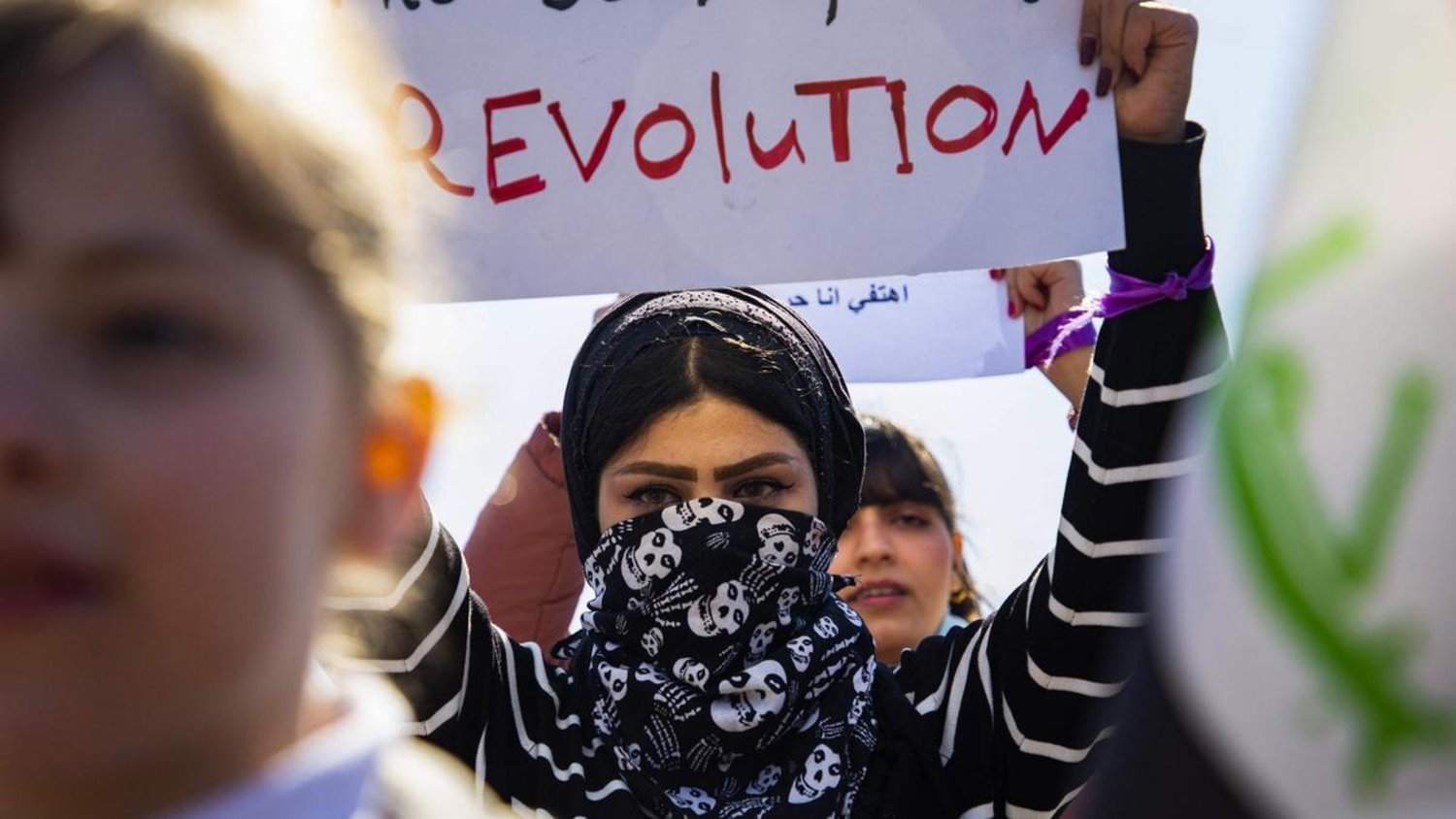 امرأة خلال تظاهرة في 2020 منددة بالفساد المستشري في العراق