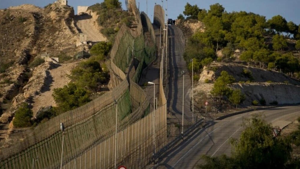 الحدود البرية الفاصلة بين المغرب واسبانيا عند جيب مليلية