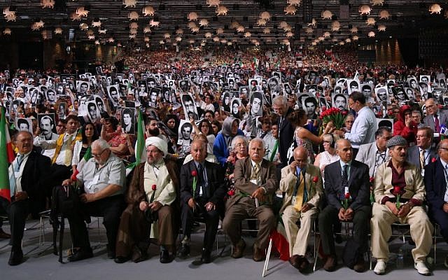 بعض ذوي ضحايا مذبحة 1988 التي ارتكبها النظام الإيراني بحق عشرات آلاف معتقلي الرأي