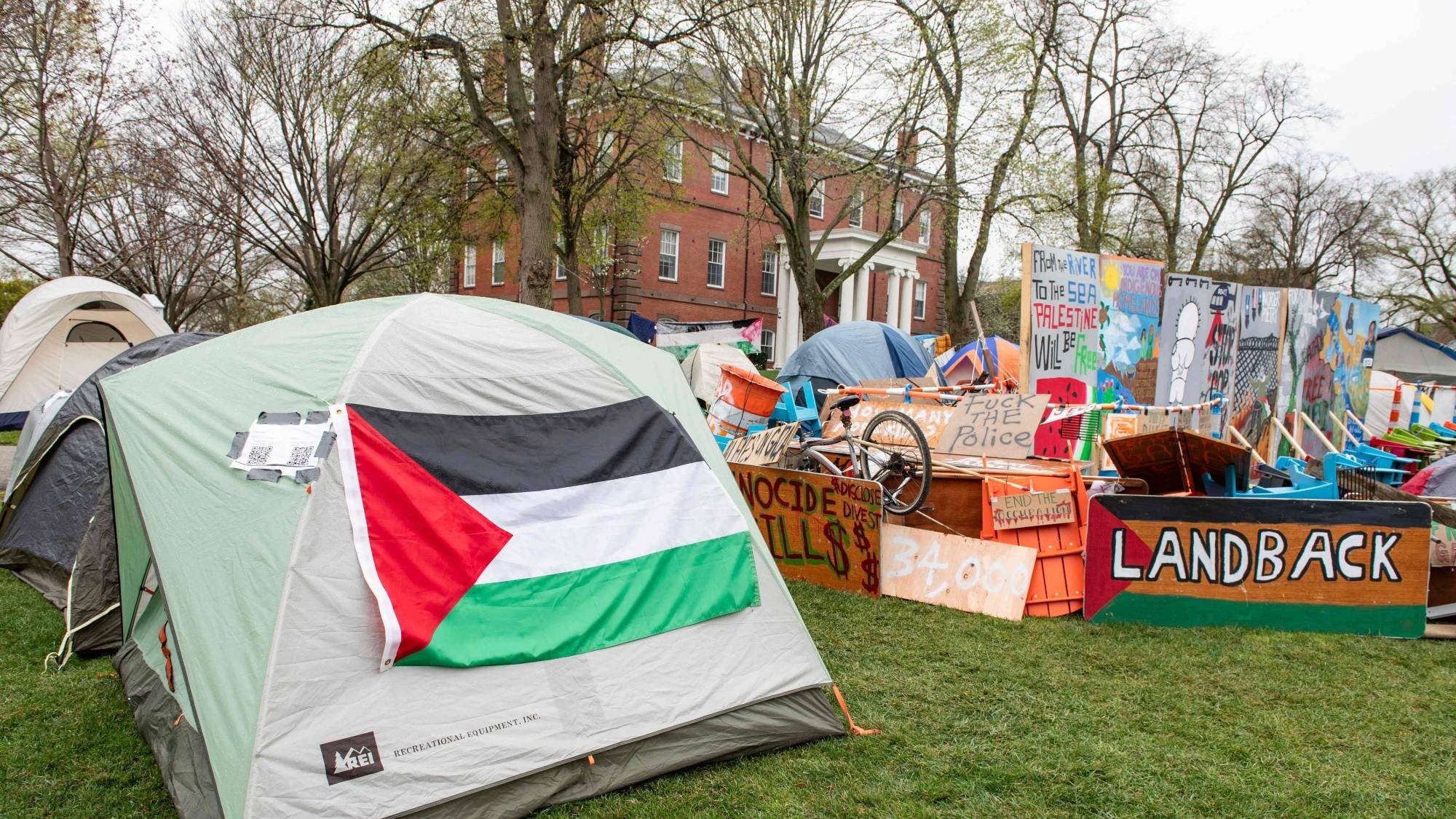 علم فلسطيني معلق على خيمة في مخيم الاحتجاج في جامعة تافتس بميدفورد بولاية ماساتشوستس