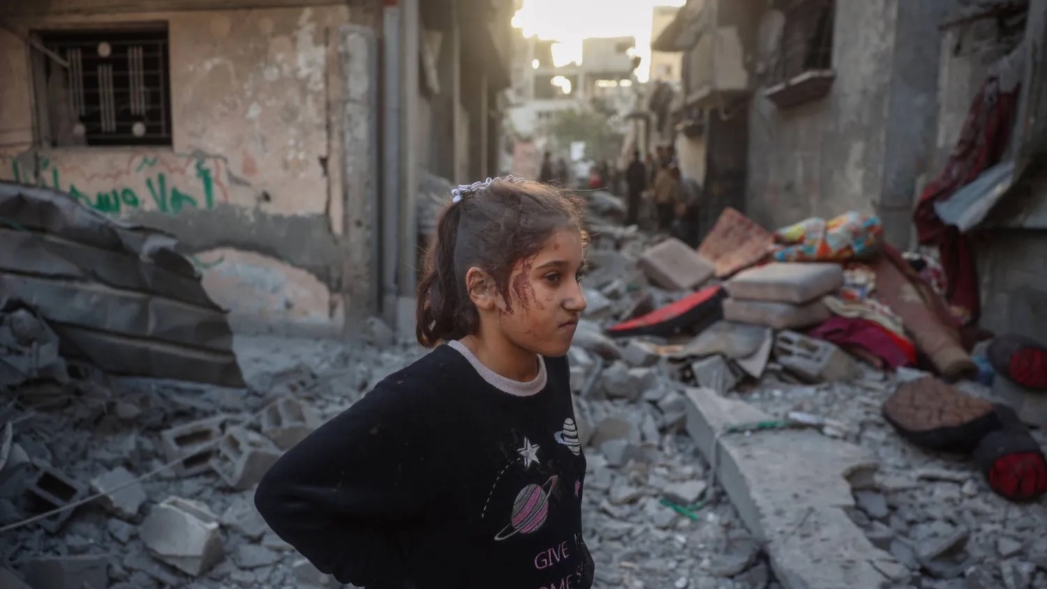 فتاة أصابها قصف إسرائيلي على منزل في بيت لاهيا شمال قطاع غزة