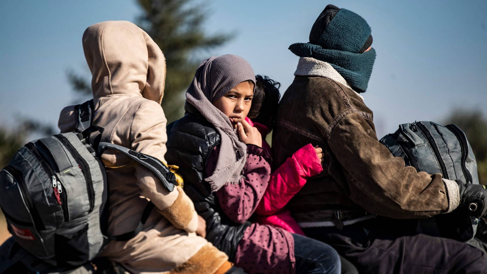 رجل يغادر حلب مع أطفاله على دراجة نارية بعد سيطرة الفصائل عليها