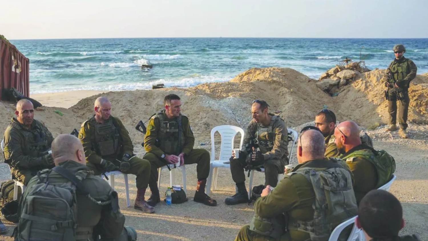 رئيس الأركان الإسرائيلي هرتسي هاليفي خلال لقائه جنوداً في جباليا شمال غزة