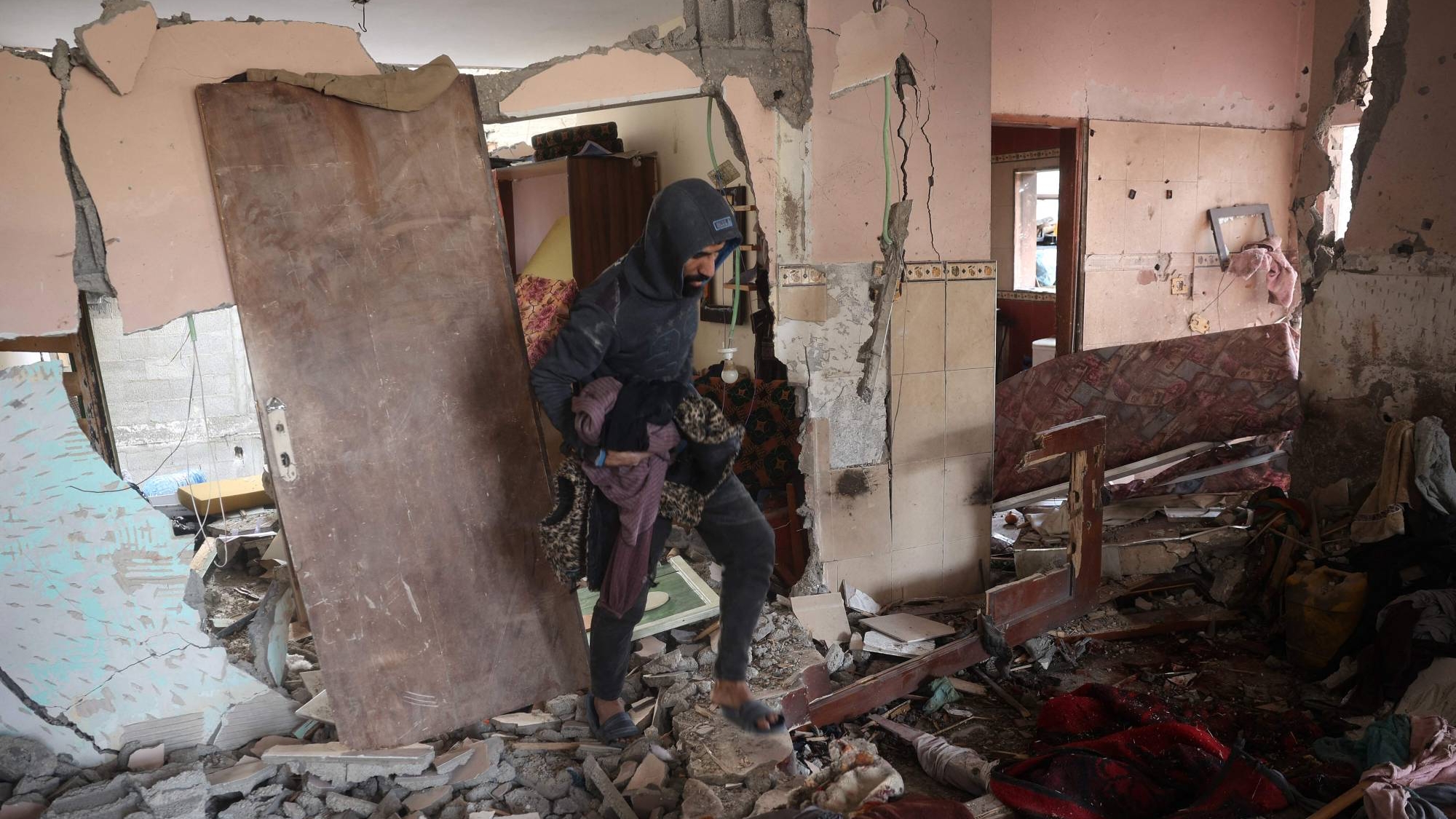 فلسطيني يعاين الأضرار في منزله بعد غارة إسرائيلية في مخيم النصيرات بوسط غزة