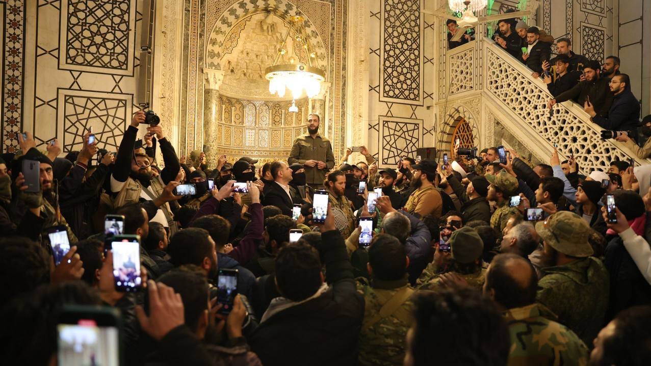 أحمد الشرع في المسجد الأموي وسط دمشق غداة سقوط نظام بشار الأسد