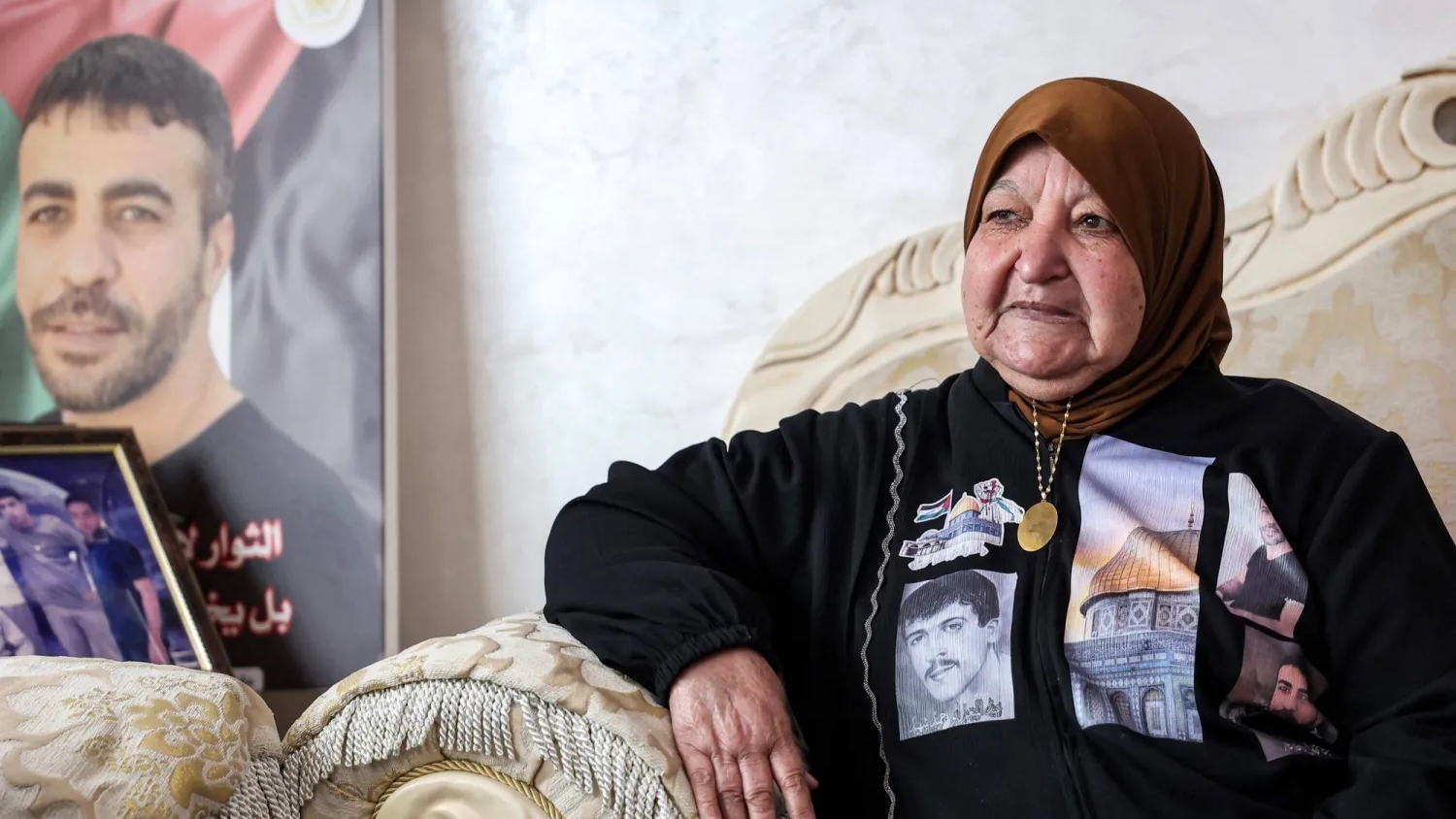 لطيفة أبو حميد، والدة الأشقاء الأسرى نصر ومحمد وشريف، بمنزلها في رام الله تنتظر قدومهم بعد الإفراج عنهم