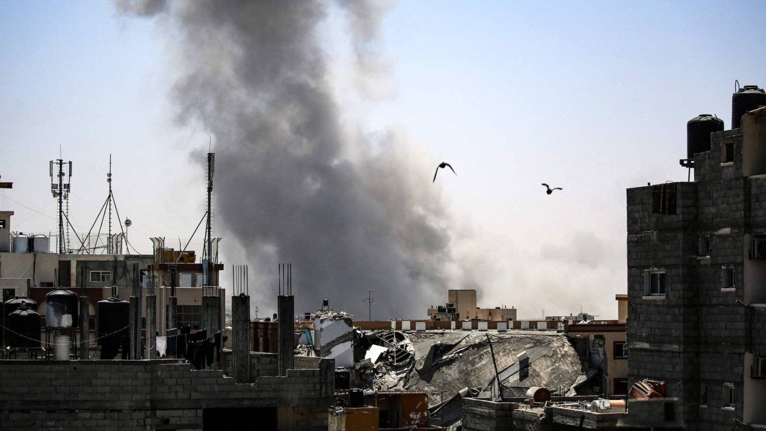 دخان يتصاعد جراء غارات إسرائيلية على رفح جنوب قطاع غزة