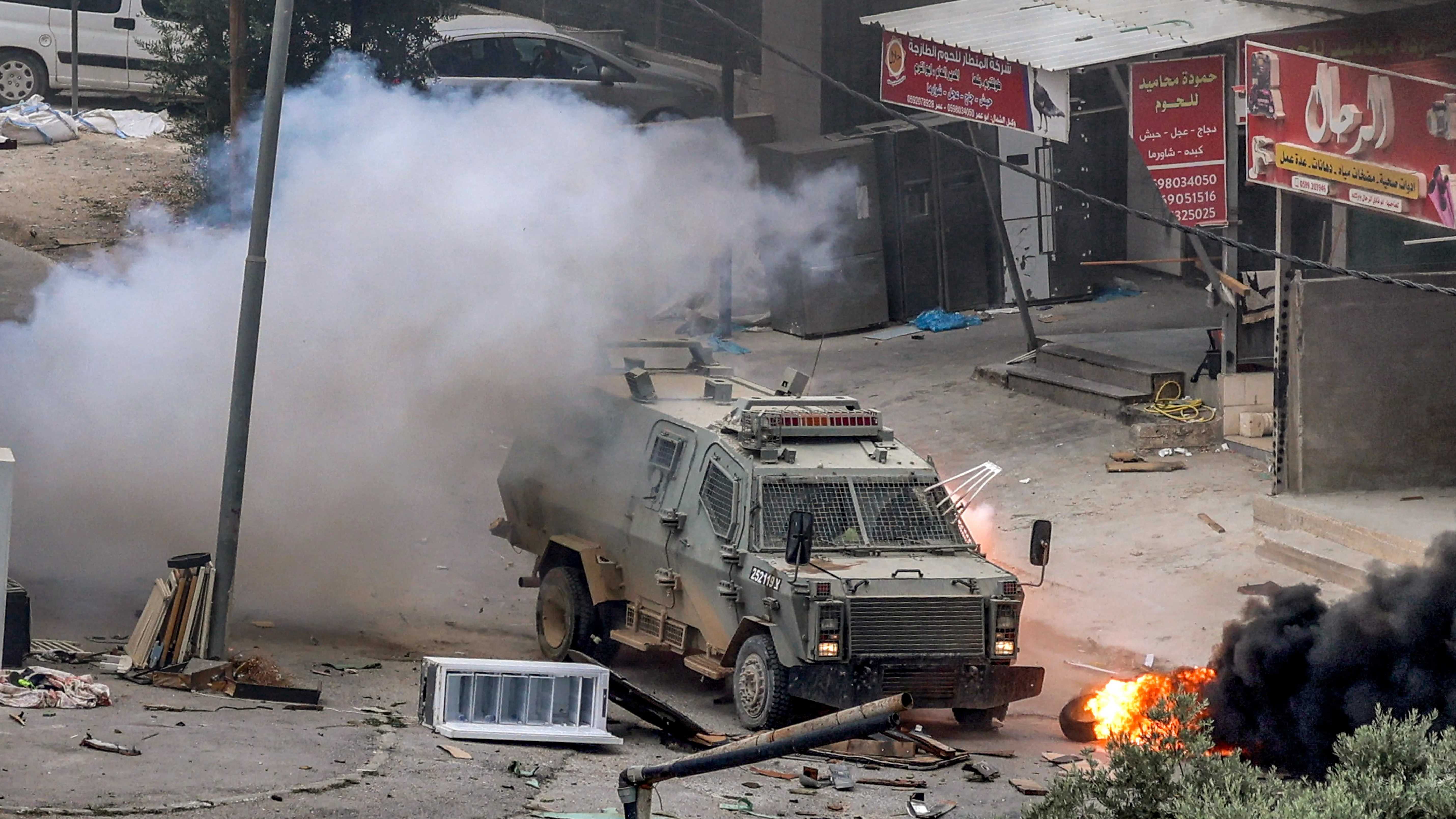 آليات إسرائيلية خلال اقتحام داخل جنين