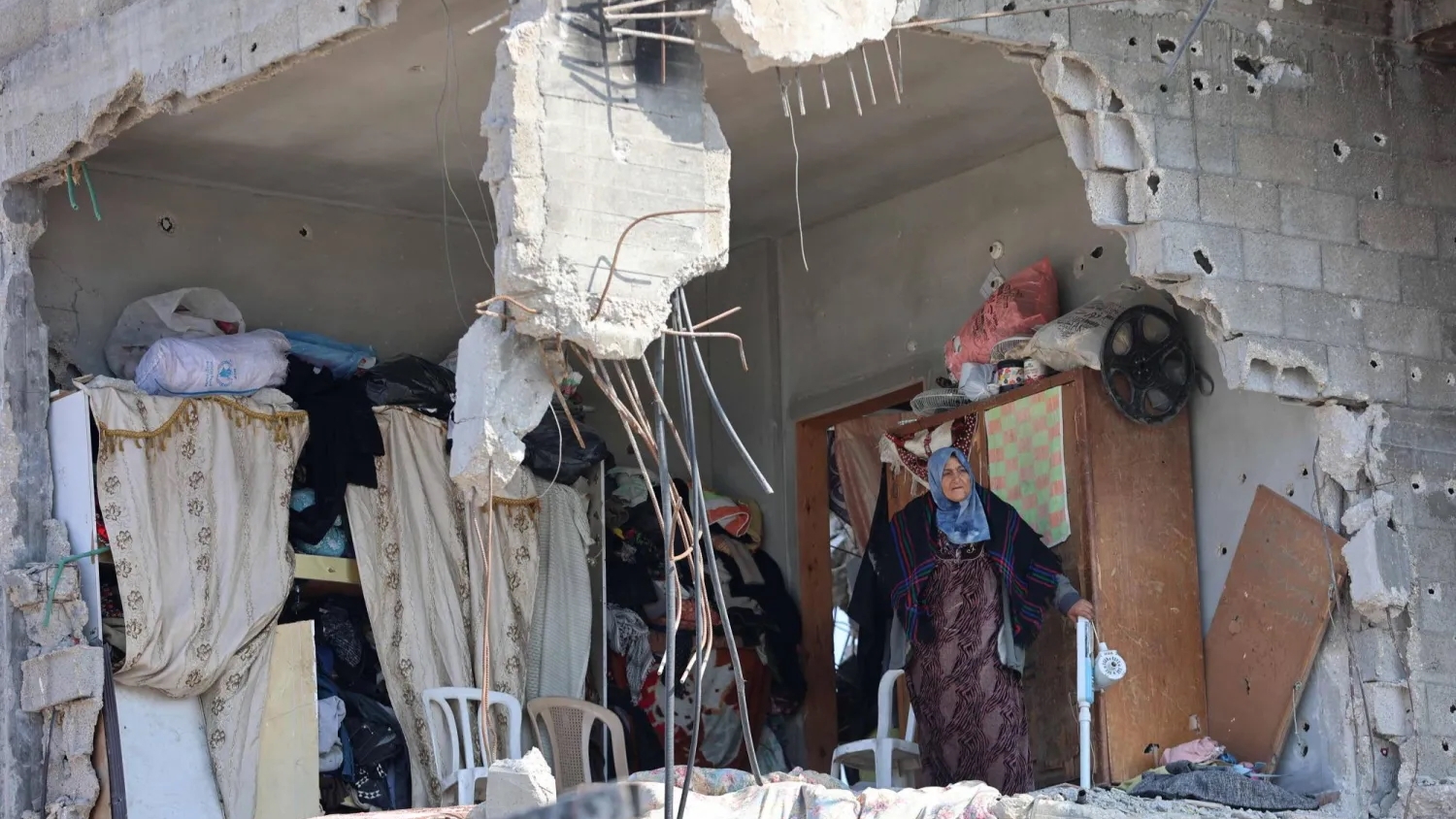 امرأة فلسطينية تعاين ما بقي من منزلها المدمّر في جباليا بشمال قطاع غزة
