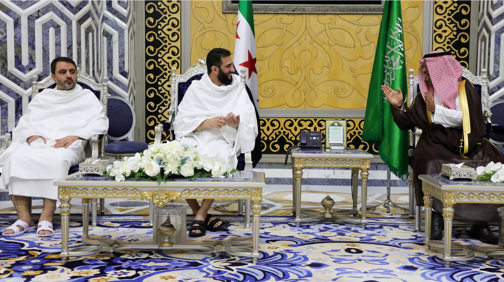 نائب أمير منطقة مكة الأمير سعود بن مشعل مستقبلاً الرئيس السوري أحمد الشرع ووزير خارجيته أسعد الشيباني في جدة قبل توجههما إلى مكة المكرمة