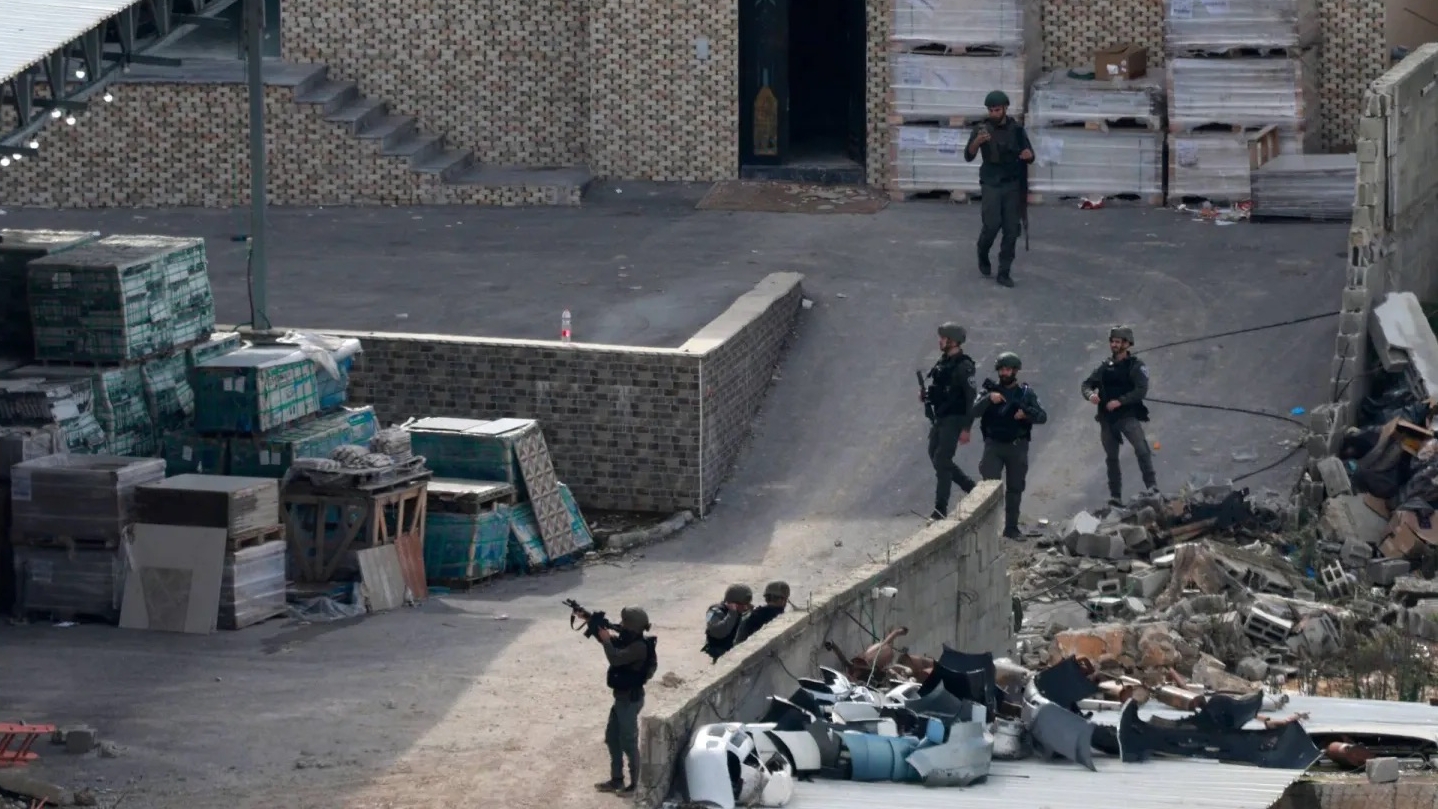 جنود إسرائيليون خلال مداهمة بمخيم نور شمس للاجئين في الضفة الغربية المحتلة