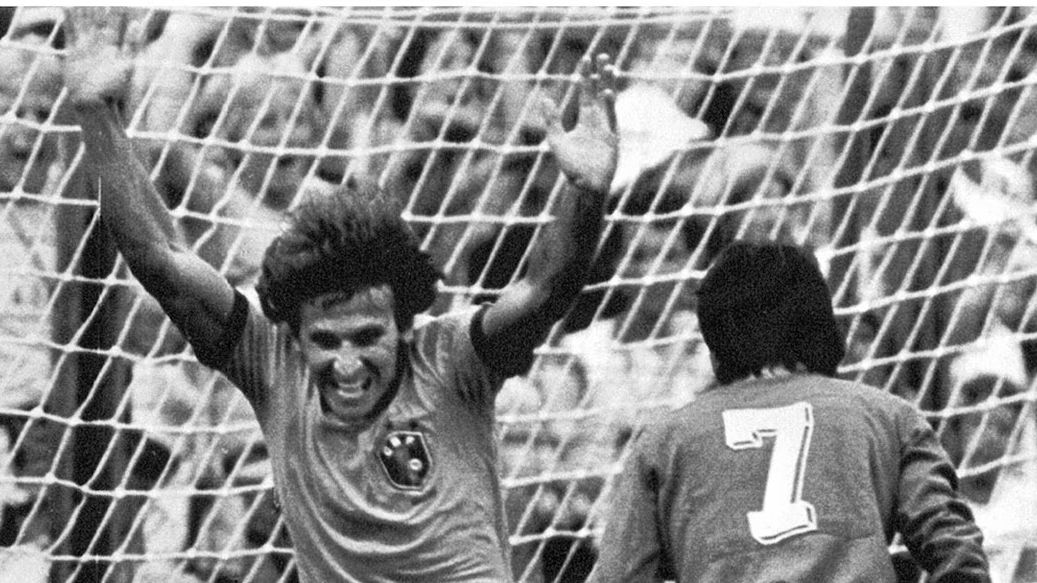 زيكو يحتفل بالتسجيل في مرمى الأرجنتين في مونديال 1982