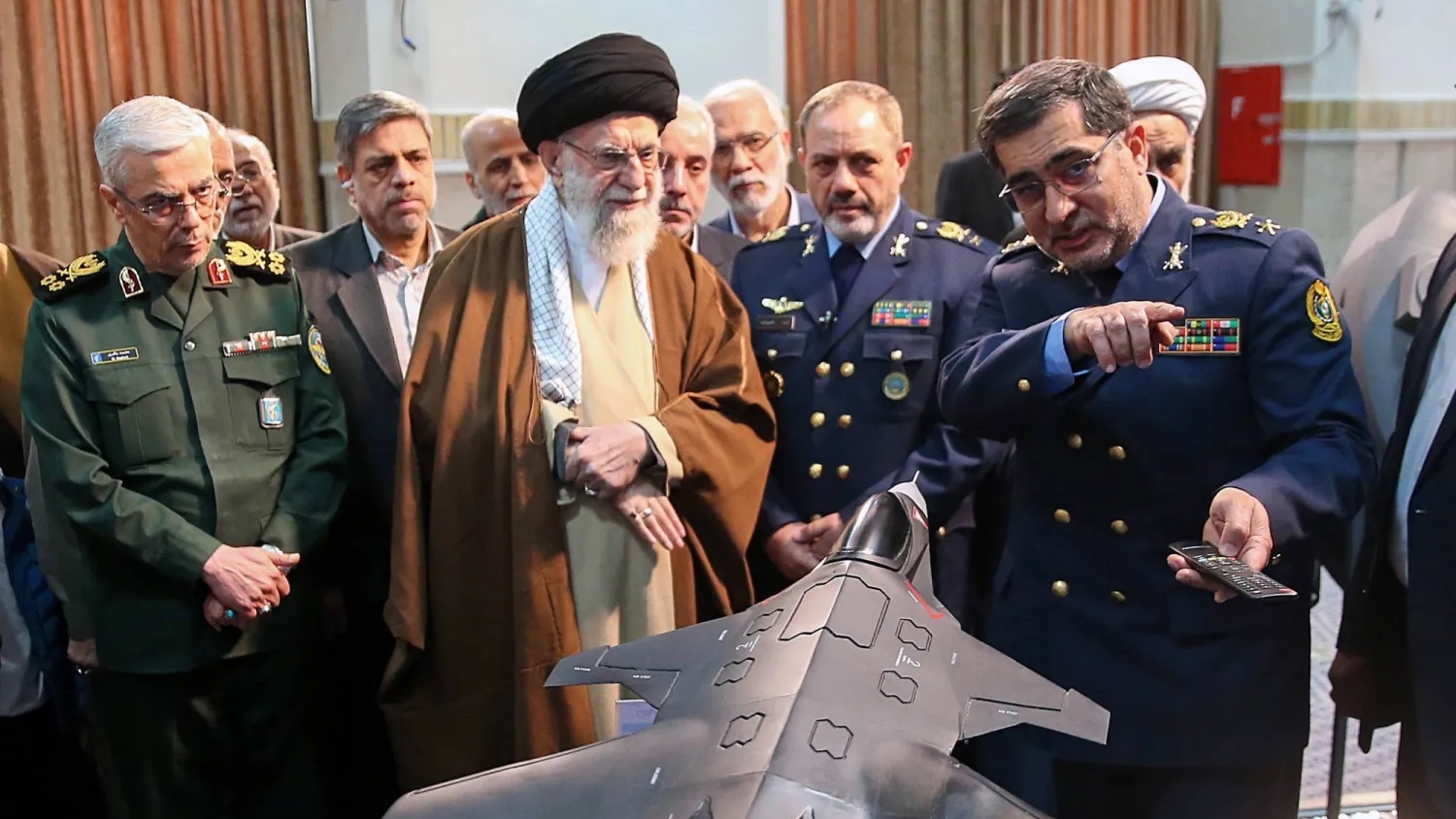المرشد علي خامنئي يستمع إلى مسؤول عسكري بينما يتوسط رئيس الأركان محمد باقري ووزير الدفاع عزيز نصير زاده