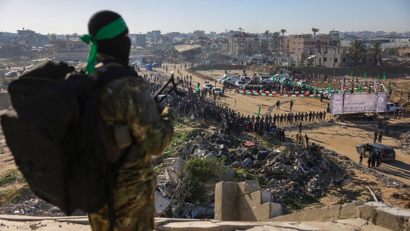 عنصر من حماس يراقب عملية تسليم الرهائن إلى فريق