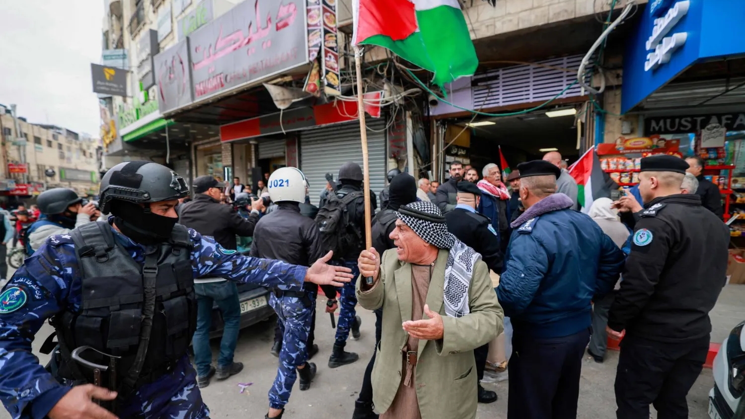الشرطة الفلسطينية تفرق متظاهرين يحتجون على الاشتباكات بين قوات الأمن والمسلحين في مدينة جنين