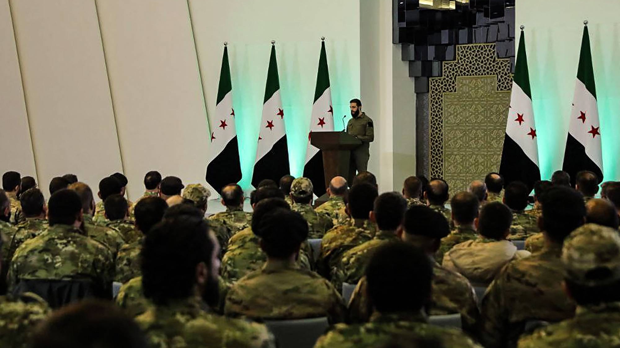 أحمد الشرع يلقي كلمة أمام مؤتمر إعلان انتصار الثورة السورية وسط حضور موسع من فصائل إدارة العمليات العسكرية وقوى الثورة السورية