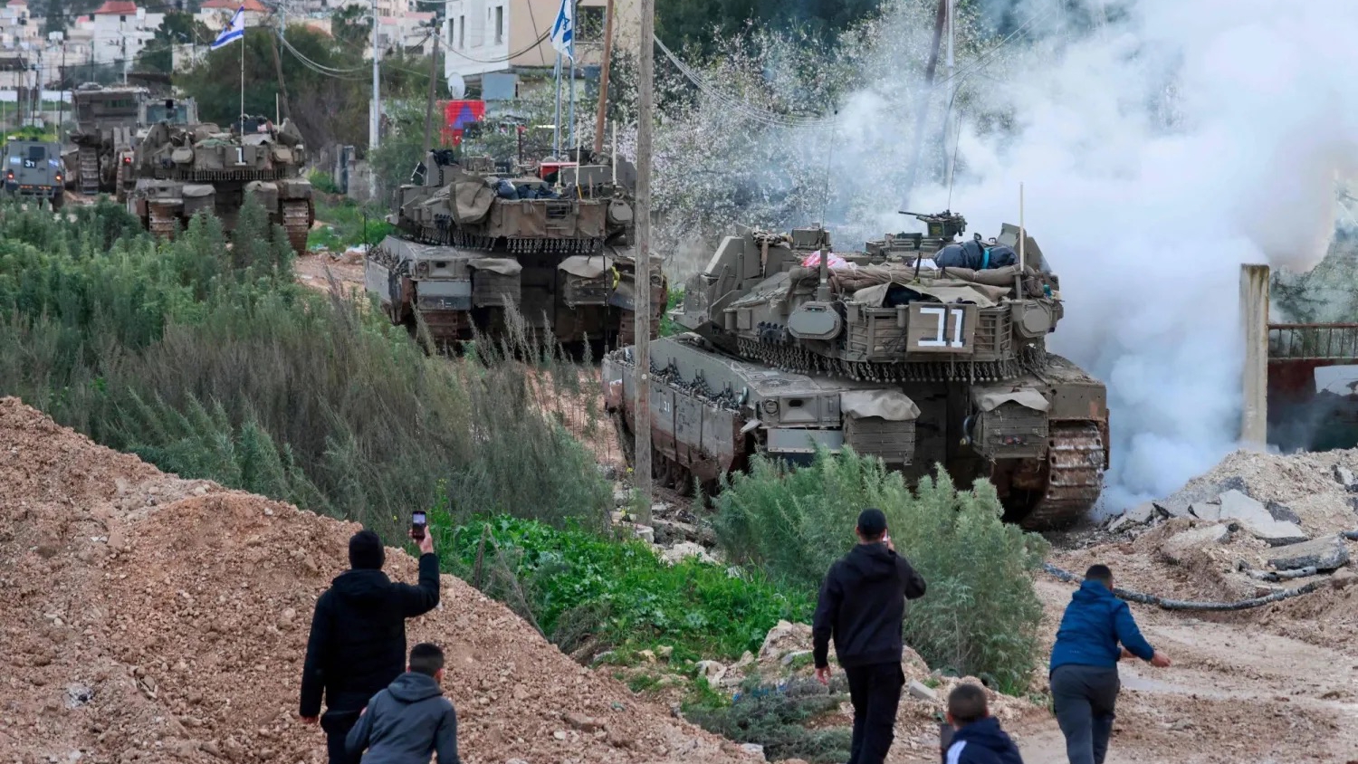 دبابات إسرائيلية تدخل أمس مخيم جنين في الضفة الغربية