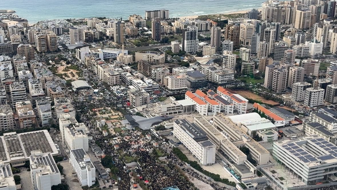 مقاتلة إسرائيلية تحلق على علو شديد الانخفاض فوق الحشود التي اجتمعت لتشييع زعيمي حزب الله المقتولين حسن نصرالله وهاشم صفي الدين