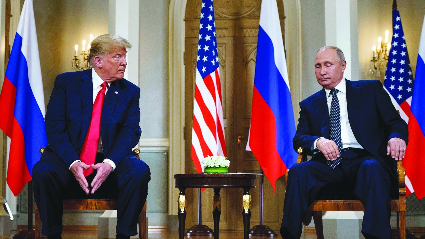 الرئيس الأميركي دونالد ترامب ونظيره الروسي فلاديمير بوتين خلال اجتماعهما في هلسنكي عام 2018