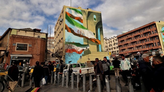 مارة في أحد شوارع العاصمة الإيرانية طهران