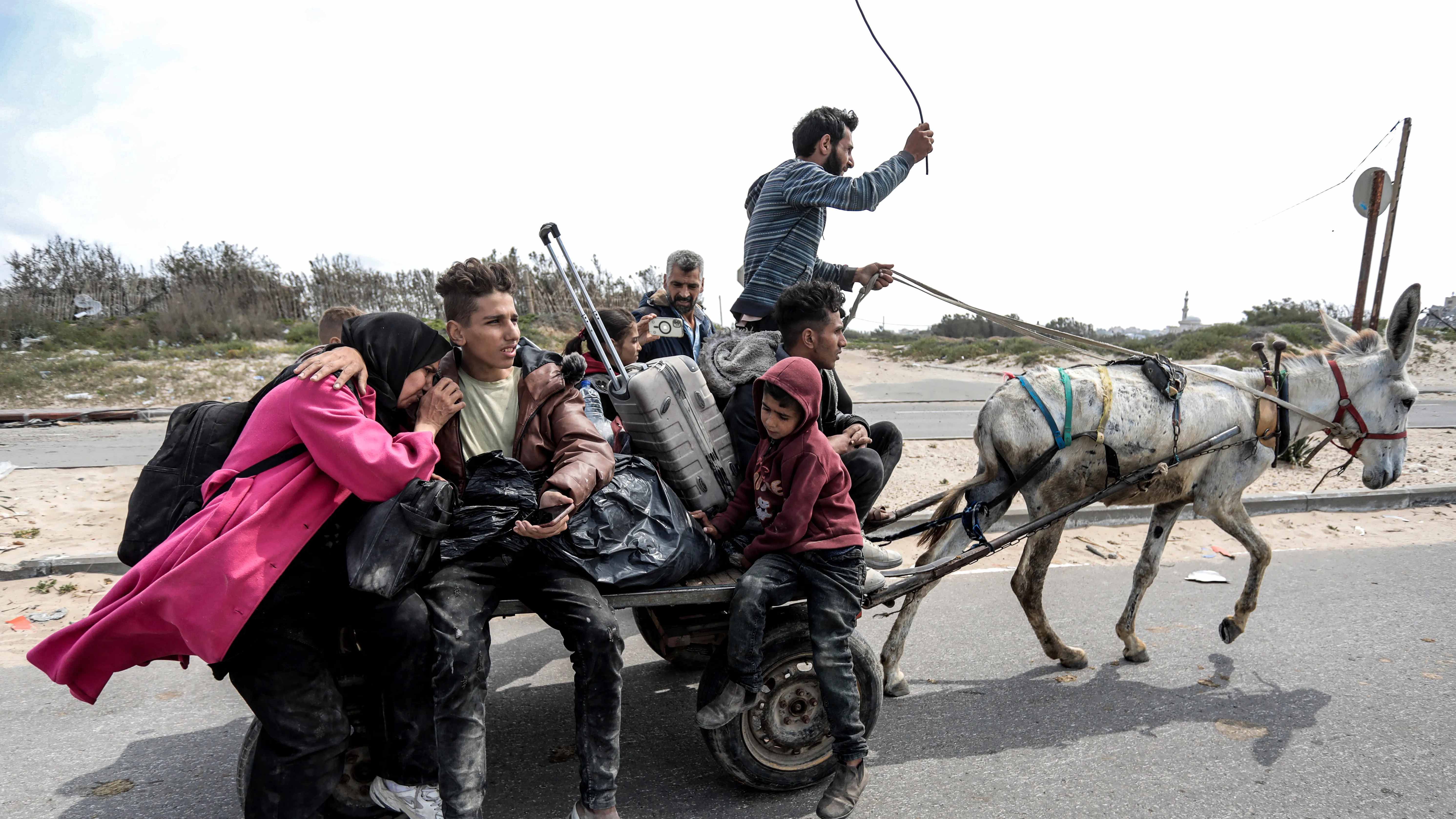 عائلة في غزة تغادر منزلها بعد تهديد إسرائيلي