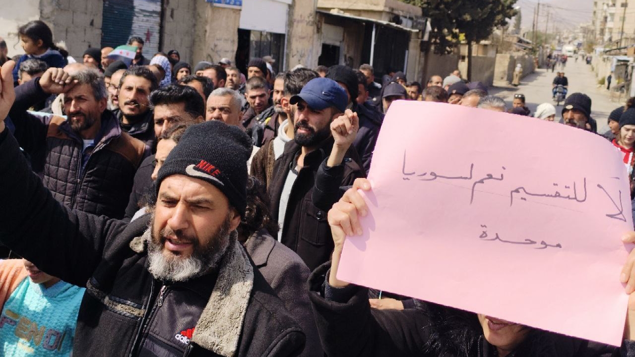 مظاهرة في قطنا مناهضة لتقسيم سوريا فيما يلف البلاد بأكملها خطر داهم بعد مجازر ارتكبت بحق المدنيين العلويين في الساحل برعاية النظام