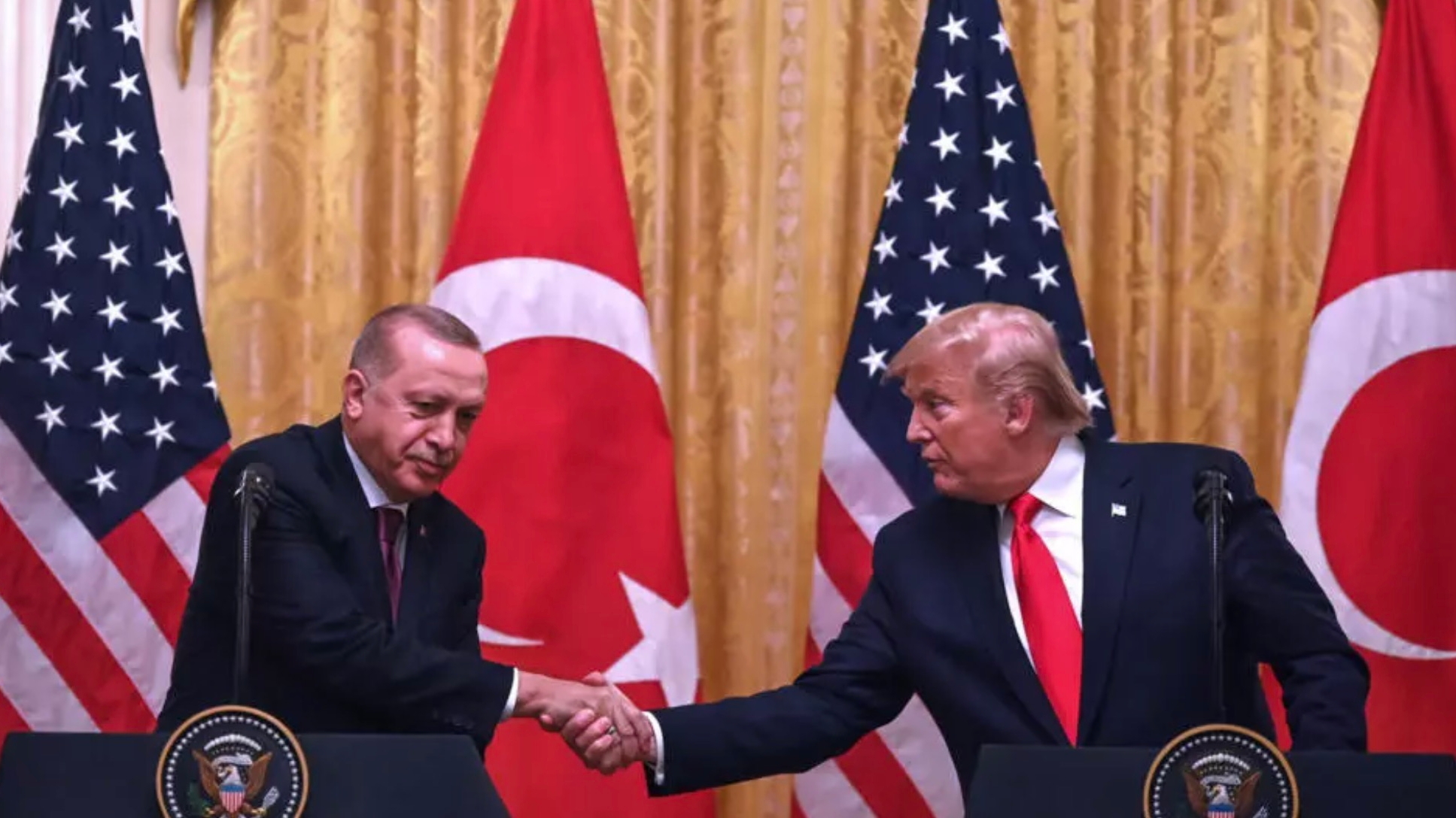 الرئيس الأميركي دونالد ترامب يصافح نظيره التركي رجيب طيب أردوغان