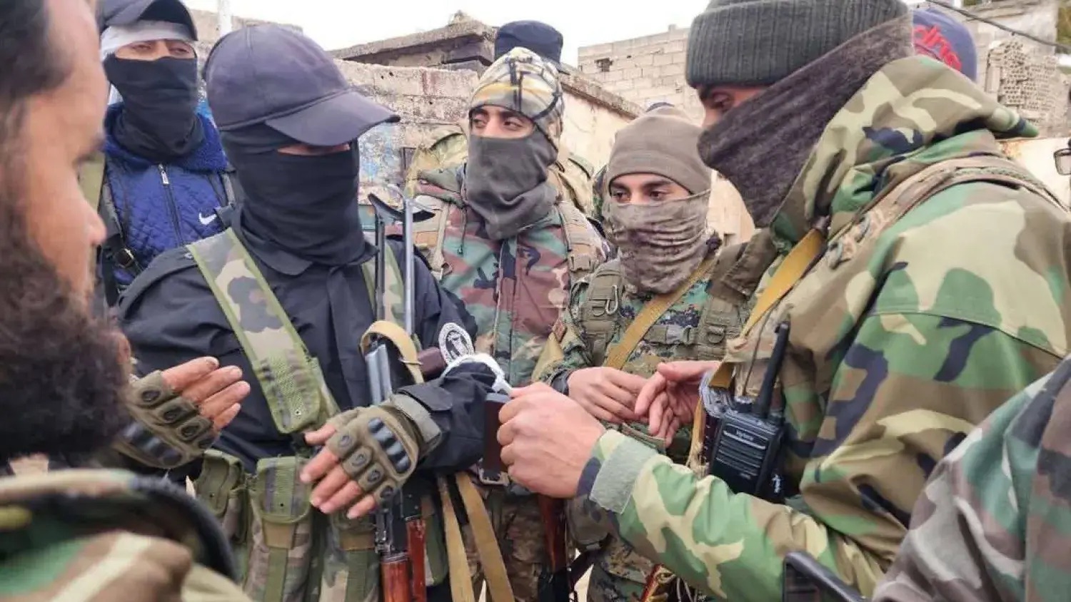 تجمع لقوات وزارة الدفاع وإدارة الأمن العام في الصنمين بريف درعا ضد ميليشيا