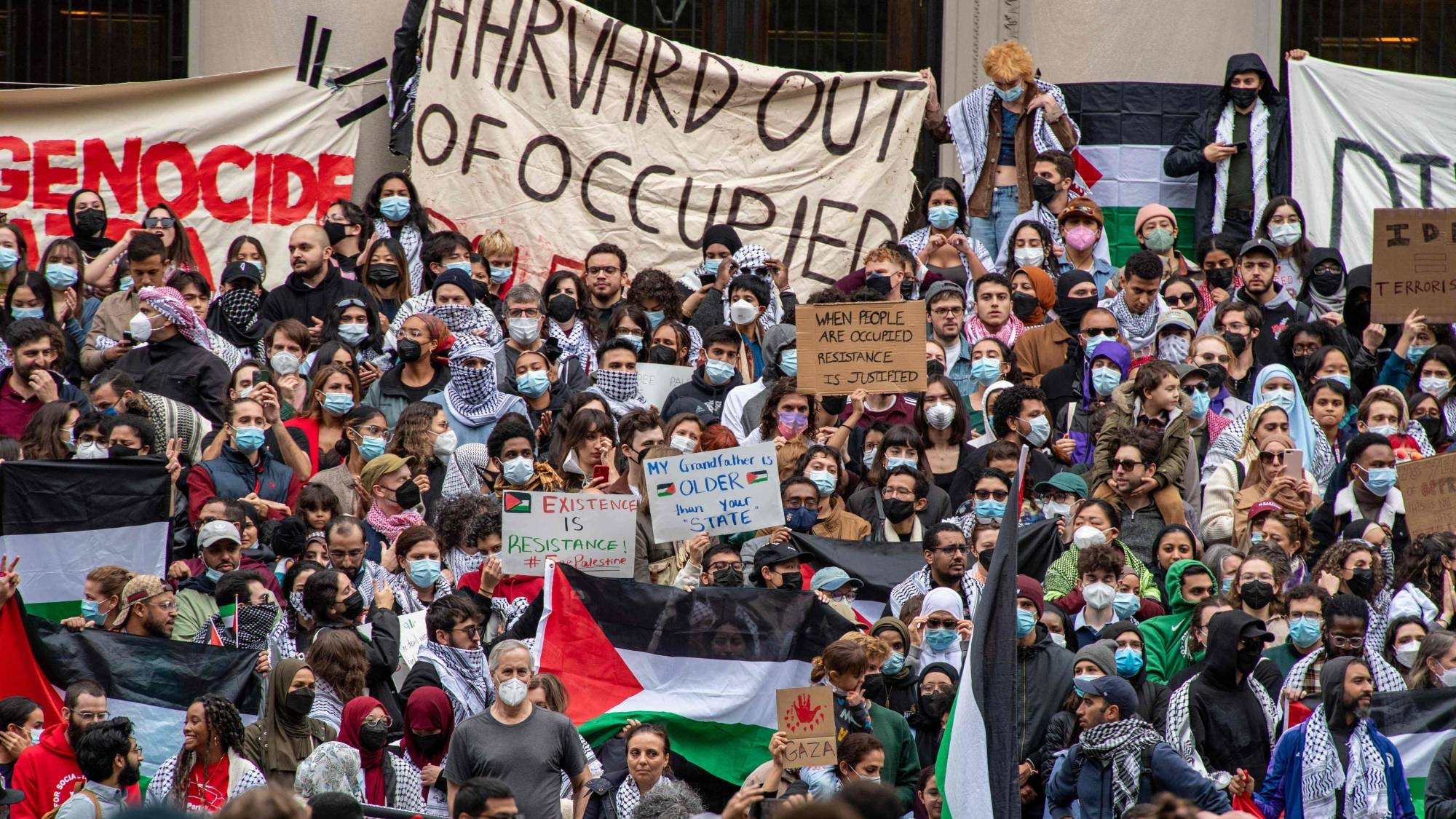 أنصار للفلسطينيين في ساحة هارفارد بمدينة كمبردج في ولاية ماساتشوستس