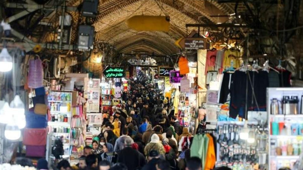 مارة في البازار الكبير في طهران في الثالث من آذار (مارس) 2025